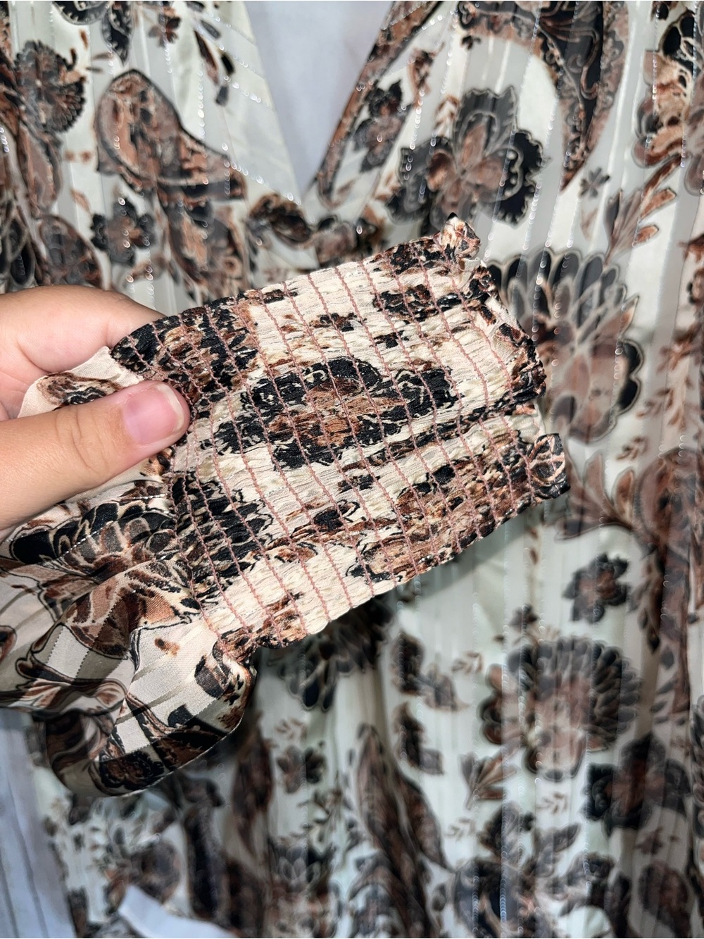 Vince Camuto Beige Floral Paisley Metallic Blouse Smocked Cuff M - Picture 4 of 6
